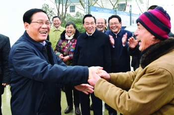 2月3日，春節(jié)后上班第一天，省委書記李強(qiáng)來我市基層走訪調(diào)研，看望鹽城“6.23”特大龍卷風(fēng)冰雹災(zāi)害受災(zāi)群眾。.jpg