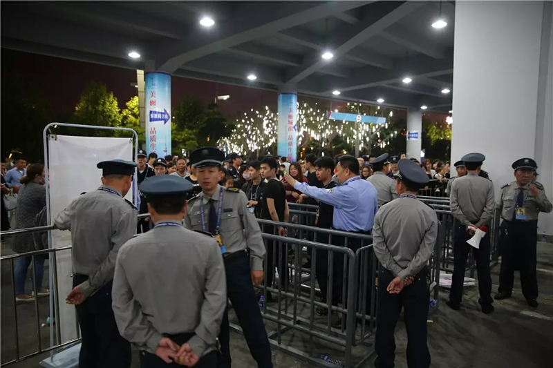 圖為保安隊(duì)員們快速反應(yīng)，處置突發(fā)事件。.png