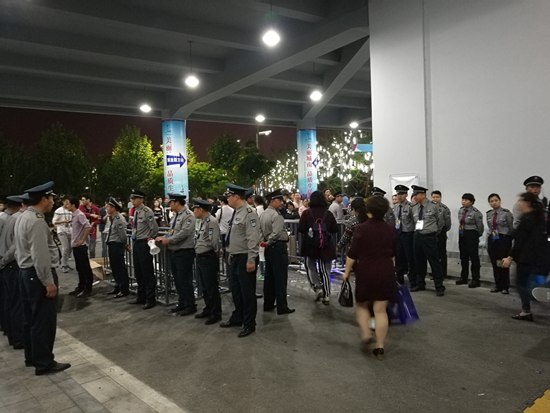 圖為保安隊(duì)員們在疏導(dǎo)觀眾散場。.png